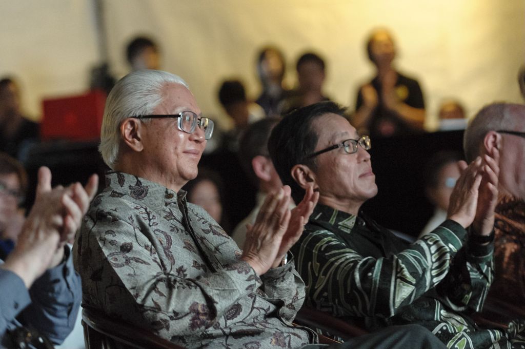 Miniature of SMU Patron President Tony Tan and SMU Chairman Ho Kwon Ping enjoying the performance at the 2014 Patron's Day