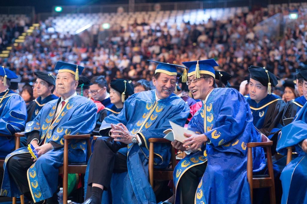 Miniature of Distinguished guests including Deputy Prime Minister Teo Chee Hean, SMU Chairman Ho Kwon Ping and Chancellor Yong Pung How at SMU's 2015 Commencement Ceremony