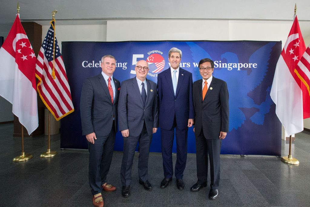 Miniature of U.S. Secretary of State John Kerry with SMU Chairman Ho Kwon Ping and President Arnoud De Meyer at the America and the Asia Pacific Partners in Prosperity dialogue session held at SMU