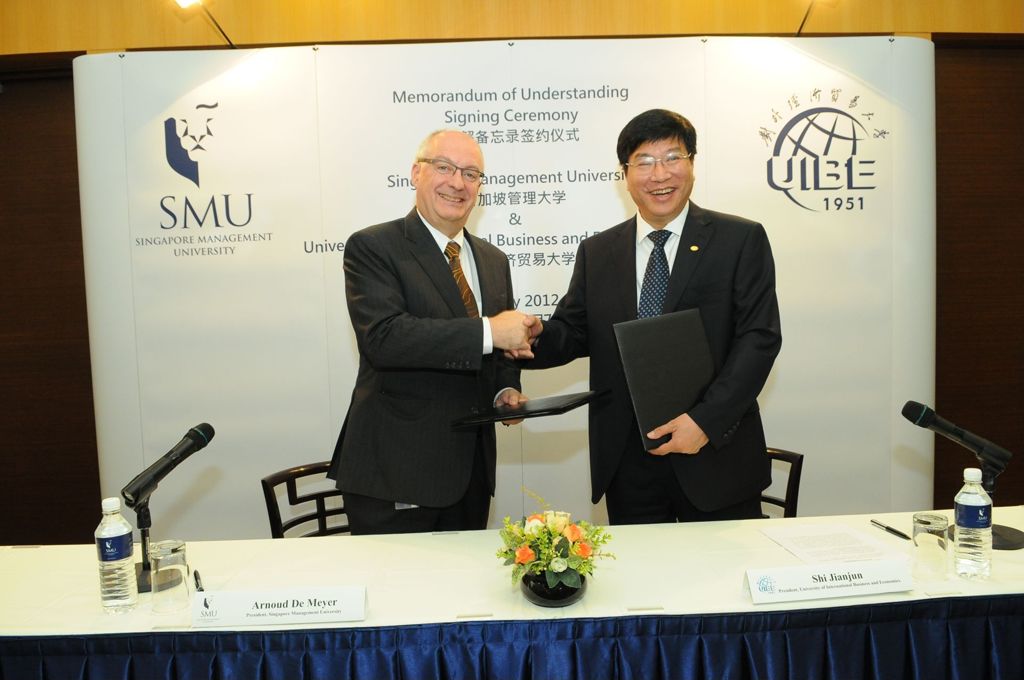 Miniature of Arnoud de Meyer, SMU President and Shi Jianjun, UIBE President, signing the MOU on 7 May 2012