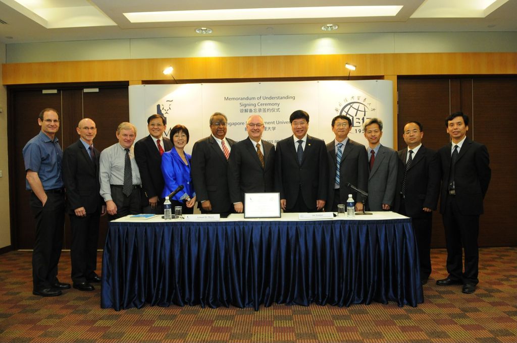 Miniature of SMU and UIBE representatives at signing of MOU on 7 May 2012