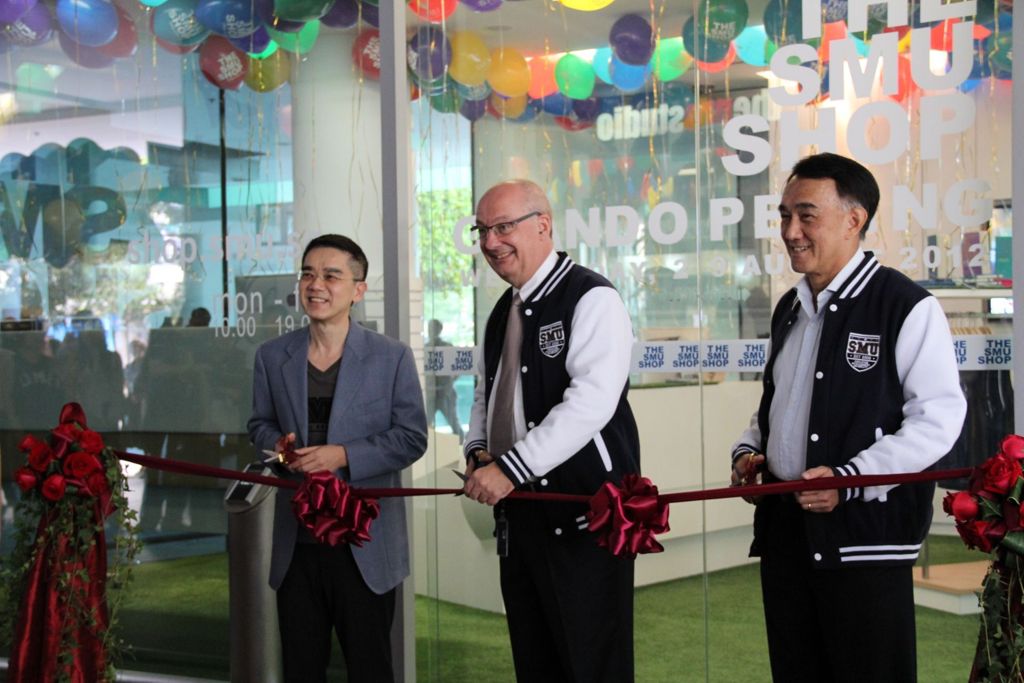 Miniature of SMU Shop  opening ceremony Arnoud De Meyer and Sim Teow Hong on 25 Auguest 2012