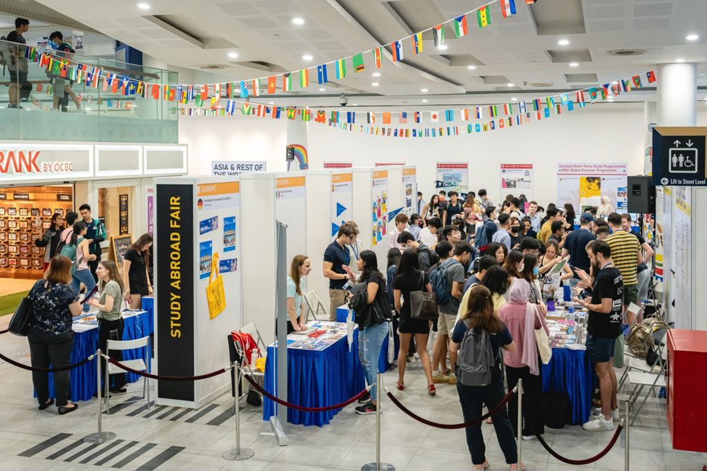 Miniature of Crowds of students thronged the in-person Fair at the SMU Concourse in the first-ever hybrid Study Abroad Fair in 2023