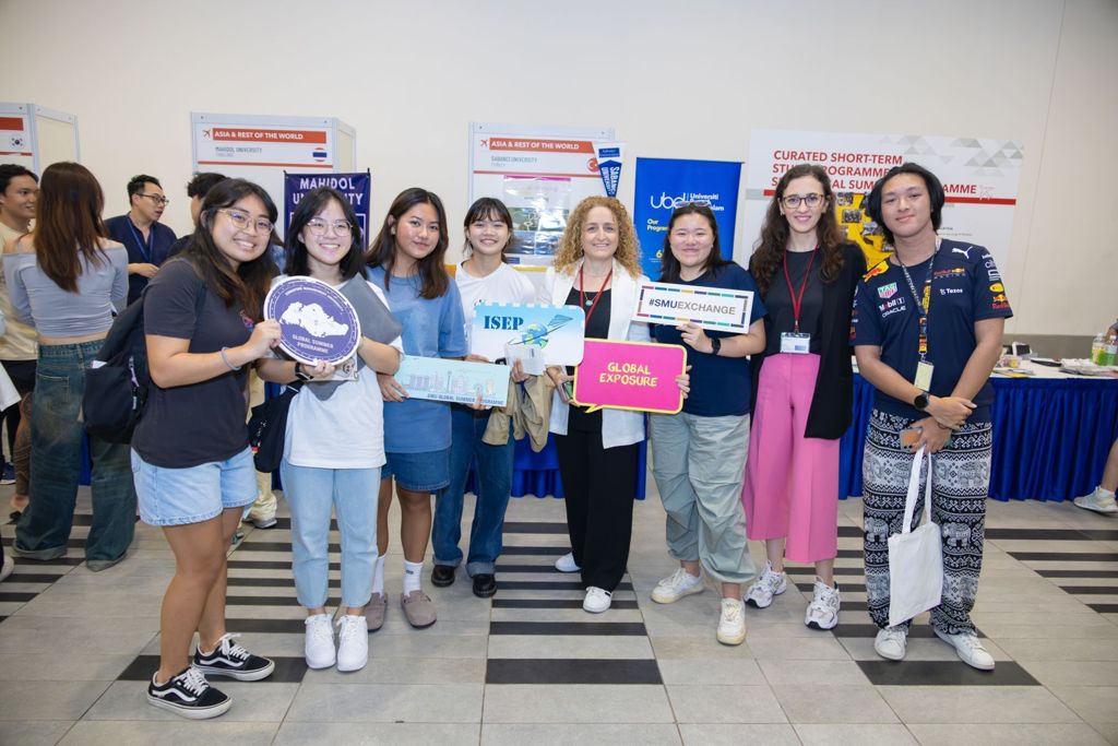 Miniature of SMU students with the representatives from Sabanci University from Turkey at the 2024 Study Abroad Fair