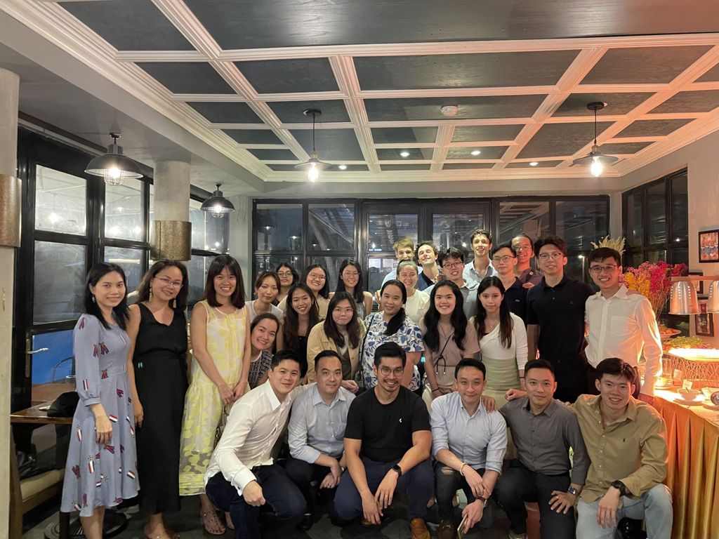 Miniature of SMU-XO students network with alumni over dinner in Ho Chi Minh City, Vietnam