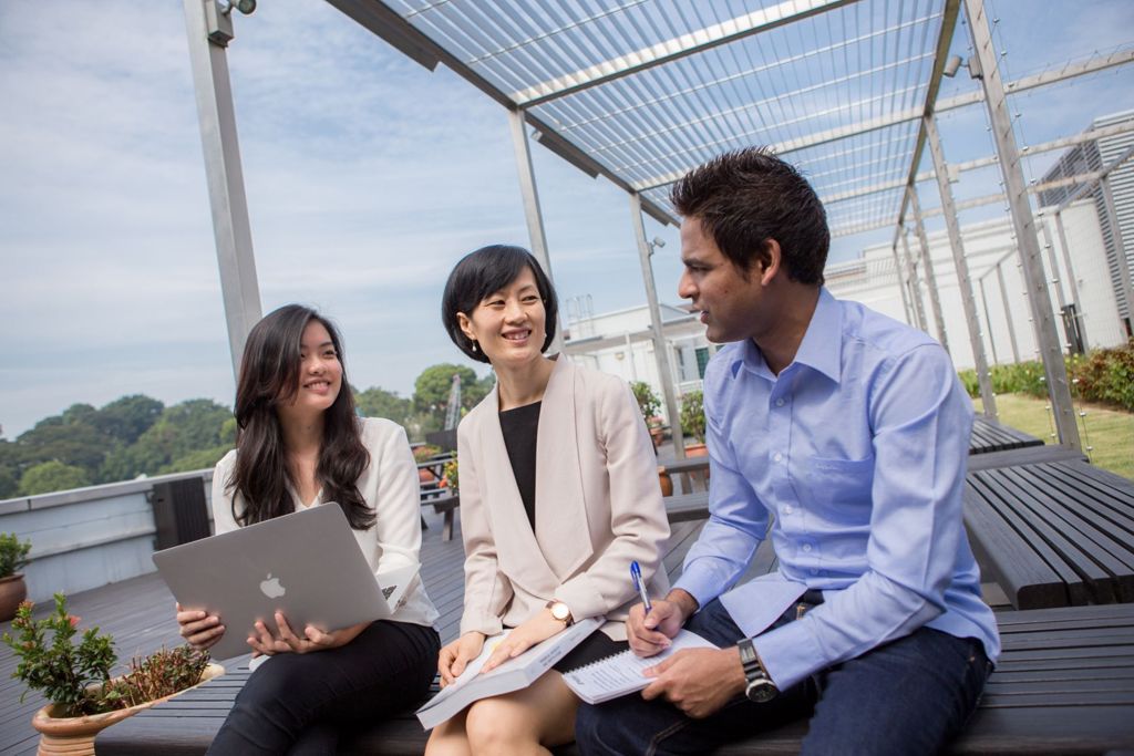 Miniature of Professor Wang Heli having a discussion with two students in a roof top garden