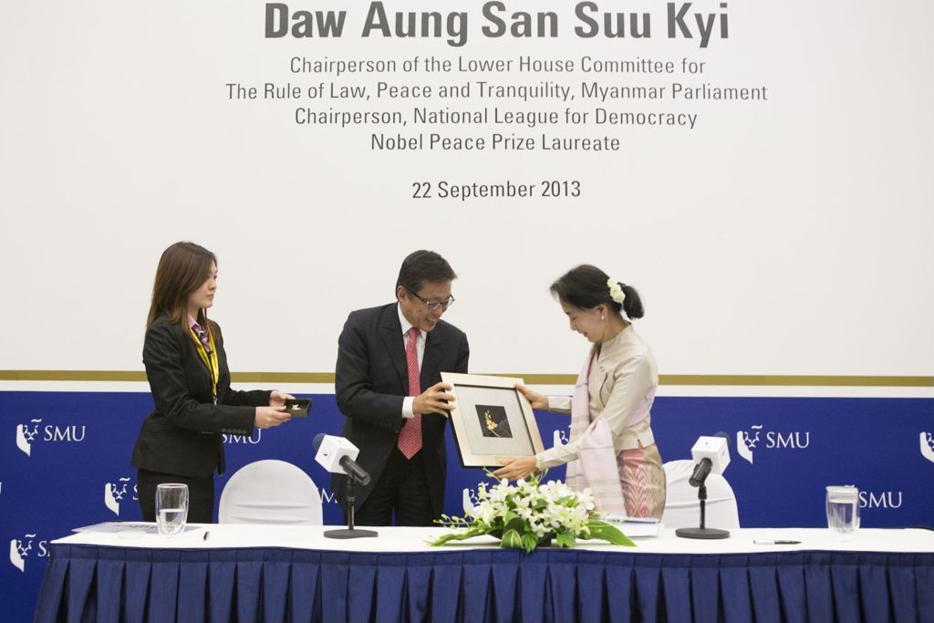 Miniature of SMU Chairman Ho Kwon Ping presenting a token to Daw Aung San Suu Kyi